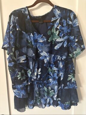 Leebe Blue Floral Ruffle V-Neck Blouse. 3X women’s plus.